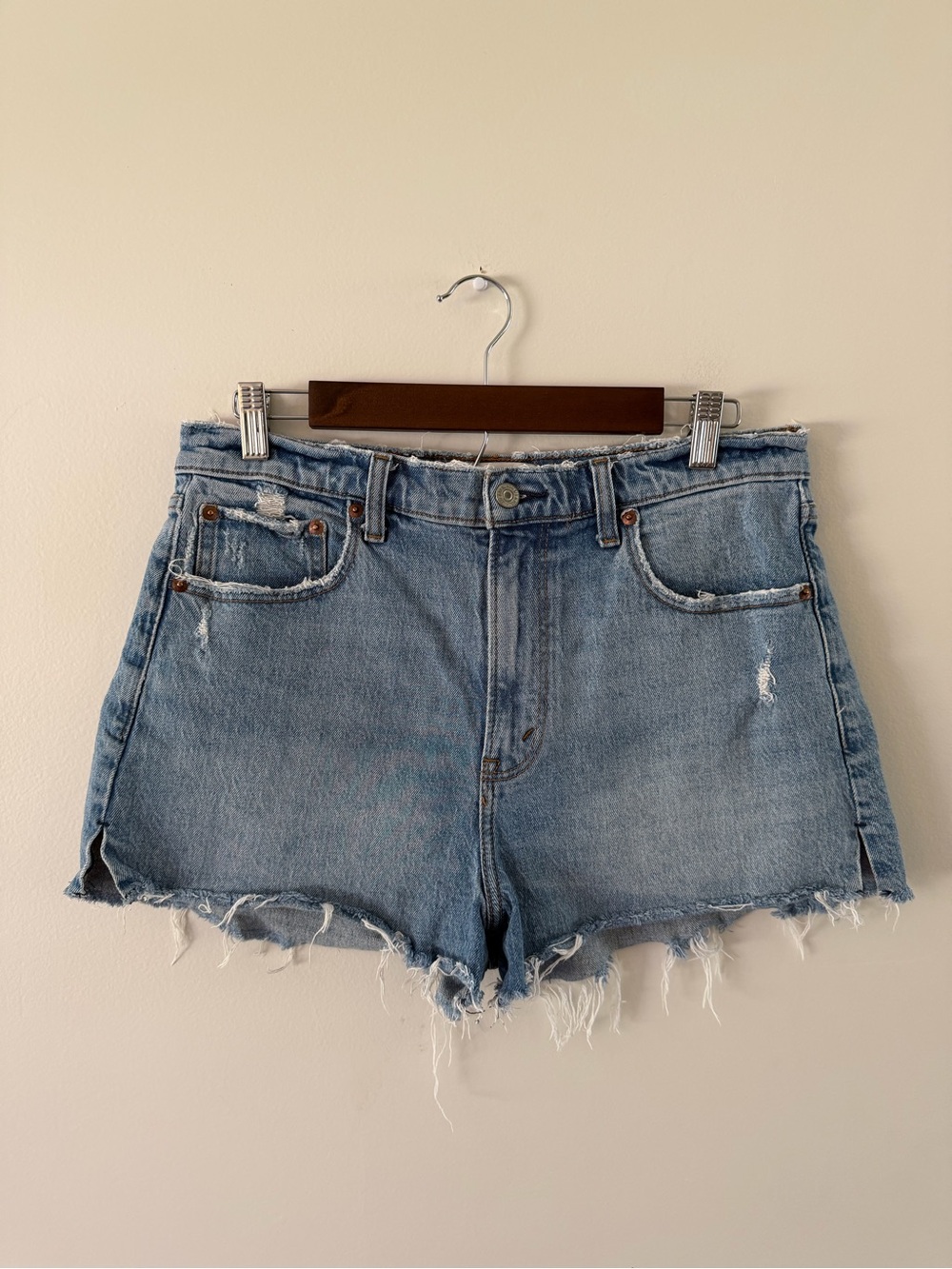 Abercrombie & Fitch High Rise Mom Short Medium Wash Jean Shorts Women’s 8 / 29